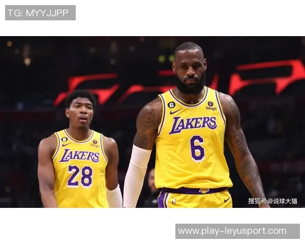 八村塁绝杀瞬间詹姆斯与湖人队员热烈庆祝场面温馨感人